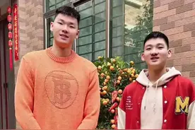 身高接近2米，潜力不输哥哥，范子铭弟弟颜值惊人，朱芳雨捡到宝图片