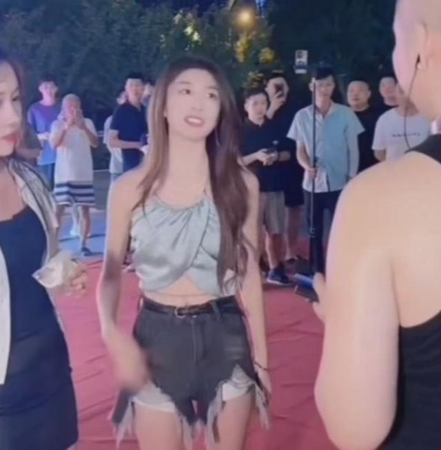 让女主播脱衣服，直播惊动警察，4000万网红二驴的下场，大快人心