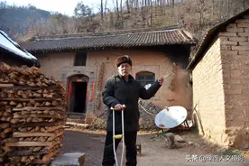 67岁大叔不知肉是啥味儿，独居深山百年古寨，与“凤凰”作伴图片