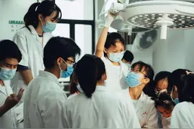 5+3学制医学生，毕业后不会看病正常吗？医学生处境现实又扎心图片