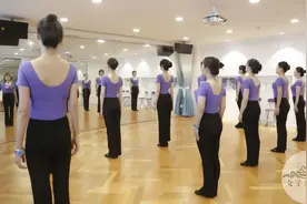 女子雅学礼仪课堂丨做好这3个动作，分分钟提升你的气质!图片