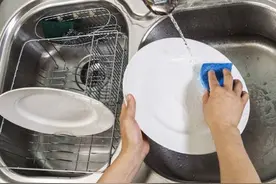 为何很多人不用洗洁精洗碗，还认为洗洁精是“害人精”？2种少用图片
