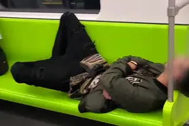 男子称外国乘客躺地铁座椅50分钟，“谁劝都不起来，有人坐旁边他还用脚蹬”，客服：会联系车站处理图片