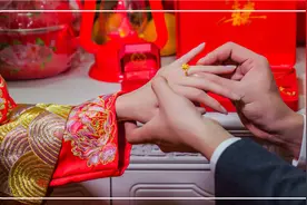 36岁小伙被50岁大妈骗6万6彩礼，这魔幻剧情把我看傻了图片