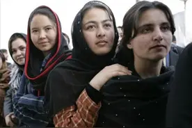 阿富汗妇女在“消失”！新法规禁止女性发声，面孔更是早已不见图片