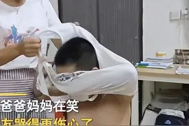 男孩在学校被女生打哭，衣服被撕破，回家爸爸大笑不止：咱不丢人图片