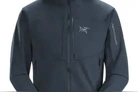 被称呼为“神衣”的软壳，比始祖鸟更经典，您知道是哪个品牌吗？图片