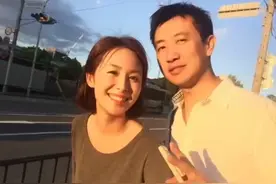和梅婷、李小冉好聚好散，54岁鄢颇与妻子甜蜜合影，变身贴心奶爸图片
