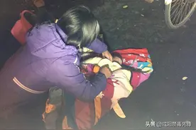 1987年湖北夫妻捡到弃婴，扛煤气罐供读博士，24年后亲生父母认亲图片