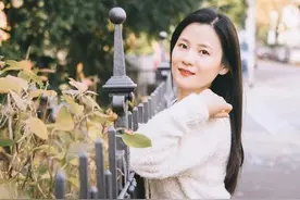 45岁漂亮女人相亲35岁男人：你满足我2个条件我就嫁给你，太难了图片