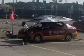 女子疑练车练崩溃暴砸教练车，叫嚣：报警吧无所谓！零度观点：学会控制情绪，暴力解决不了任何问题！图片
