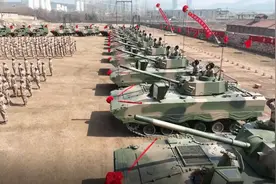 第71集团军某旅列装120毫米自行迫榴炮：陆战多面手，能间瞄又可直瞄射击图片