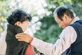 60岁单身大叔自述：黄昏恋两次才发现，女人原来都是一个德行图片