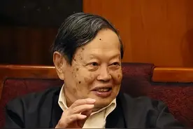 小舅子考上哈佛却没钱读书，在家服药自尽，杨振宁为何不帮一把？图片