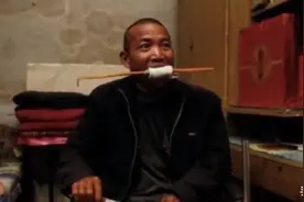 河北硬汉郑艳良，为省下百万医疗费用，忍着疼痛锯断双腿求生图片