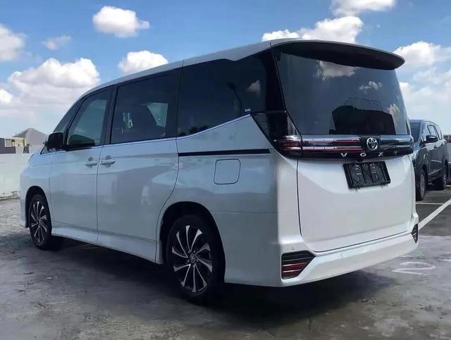 丰田voxy露面,7坐 侧滑门 混动,网友:早来谁还买赛那呀?