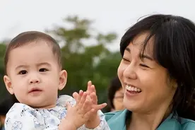 姥姥带大的孩子，却更喜欢奶奶，原因可能只有孩子才知道图片