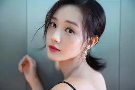 李一桐飞机上光脚踩座椅惹争议，网友评论：放我头上都愿意图片