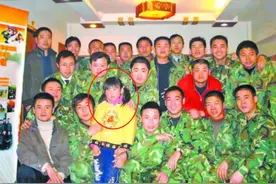 18年前，那个被35位武警“爸爸”养大的湖北女孩，后来怎么样了？图片
