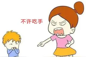 宝宝“吃手”被妈妈揍哭，只要方法正确，吃手的宝宝脑瓜更灵活图片