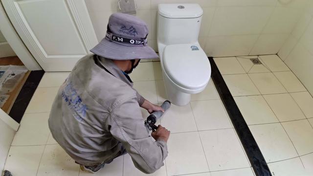 马桶旁莫名其妙一摊水，物业半天才修好，工人说只需排查5个地方