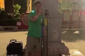 知名港星湖北街头摆摊，放二维码卖唱被嘲落魄！曾恋上容祖儿6年图片