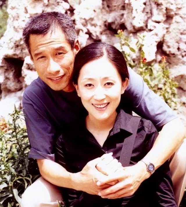 直到32岁那年,刘佩琦经人介绍认识了l北京电影制片厂的话务员孟天骄