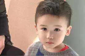 青岛一位72岁奶奶，居然因为织毛衣火了图片