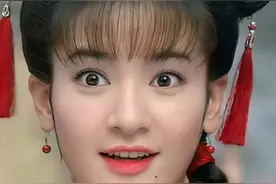 还记得《还珠格格》的小燕子吗？现在专心当妈妈了？图片