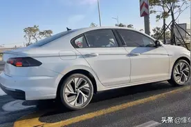 新车 | 升级悬浮式多媒体显示屏，一汽-大众新款宝来实车曝光图片