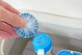 在马桶里放了洁厕灵后，才发现每天都在喝“马桶水”，真的好恶心图片