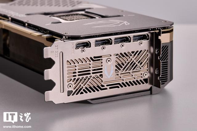 索泰RTX 5090 D v2 24GB SOLID OC显卡图赏：棱角风性能“硬汉”