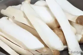 把杏鲍菇放锅里蒸一蒸，这样做太香了，比吃肉还过瘾，开胃又下饭图片