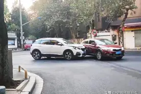 新手司机开车右转弯，总是偏离预期轨迹怎么办？图片