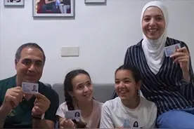 叙利亚一家人移居中国生活10年，成功拿到中国绿卡！如今生活幸福图片