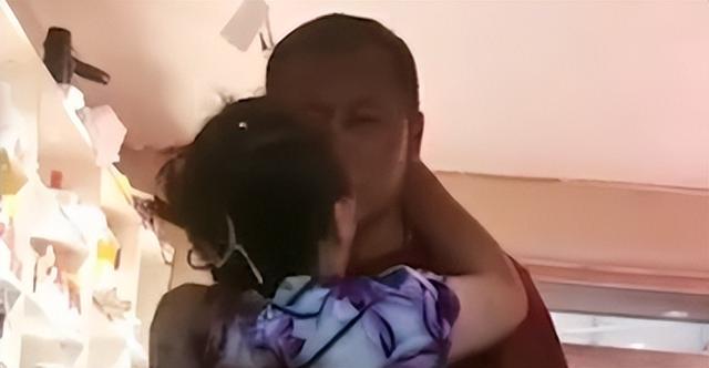 父女相处像情侣，亲吻拥抱摸大腿也不避讳，母亲竟还乐在其中？