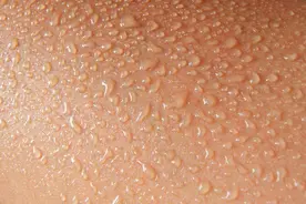 吃饭满头汗，白吃三碗饭，经常出头汗是什么原因？医生给你讲清楚图片