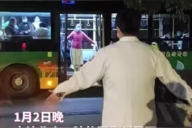 一分钟的相见一米远的拥抱 这对90后夫妻在抗疫现场偶遇了图片