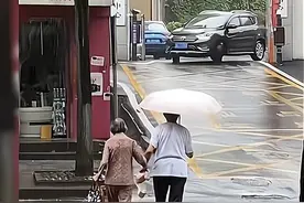 大雨中爷爷独自撑伞奶奶浑身淋湿，她的举动让人心疼：还是不够爱图片