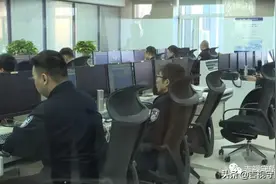 老人连夜坐飞机回长给骗子转账，民警银行窗口拦回上百万…图片