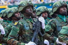 解放军调教三个月，卢旺达军队在阅兵典礼上，走正步喊中文口号图片