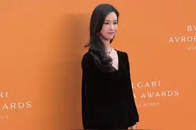 陈都灵亮相宝格丽活动典礼，黑色丝绒长裙优雅迷人图片