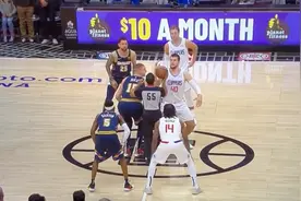 约基奇这“跳球舞”把裁判逗笑了图片