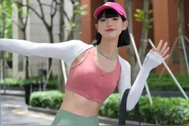 冬天穿“瑜伽裤”真的毫无美感？看完街拍达人示范效果，瞬间明白图片