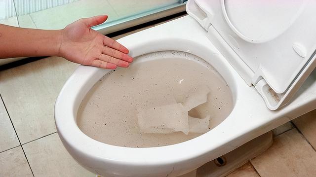 家里马桶下水慢怎么办