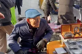 90岁杨少华在天津街头摆摊，坐轮椅穿厚袄清点货物，获众人围观图片