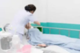 长期卧床的患者易出现4大并发症，提醒家属，需注意护理图片