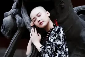 太嚣张！浓妆艳抹饮酒作乐，五台山年轻“尼姑”为何能如此放肆？图片