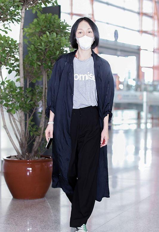 藏蓝色裤子搭配上衣图-思念百科