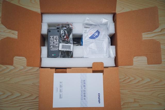 历史低价买到九盘位万兆 NAS 机皇：威联通 TS-H973AX